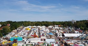 Blick über den Festplatz Blick von oben auf das Viehmarktsgelände mit Marktstraßen und Karussells.