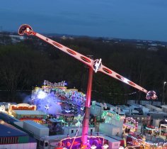 Fahrgeschäft "SpaceX" in Betrieb bei Nacht