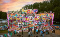 Der "BreakDancer" in Betrieb auf einem Jahrmarkt