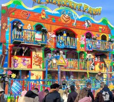 Dreistöckiges Fun-House "Die verrücke Farm" auf Jahrmarkt