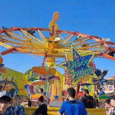 Fahrgeschäft "Disco Swing" in Betrieb auf einem Jahrmarkt