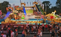 Reges Treiben vor der Wildwasserbahn und interessierte Zuschauer