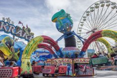 Fahrgeschäft "Die Krake" in Betrieb auf dem Viehmarkt