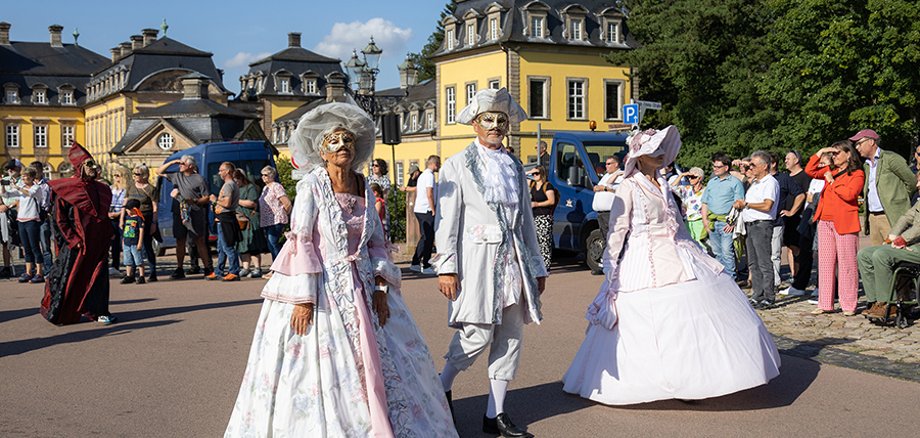 Barocke verkleidete Menschen nehmen am Viehmarktsfestzug bei