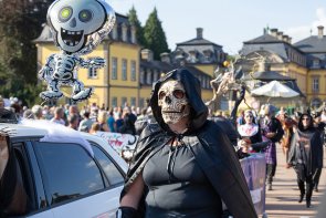 Als Skelett verkleidete Person nimmt am Festzug des Arolser Viehmarktes teil.