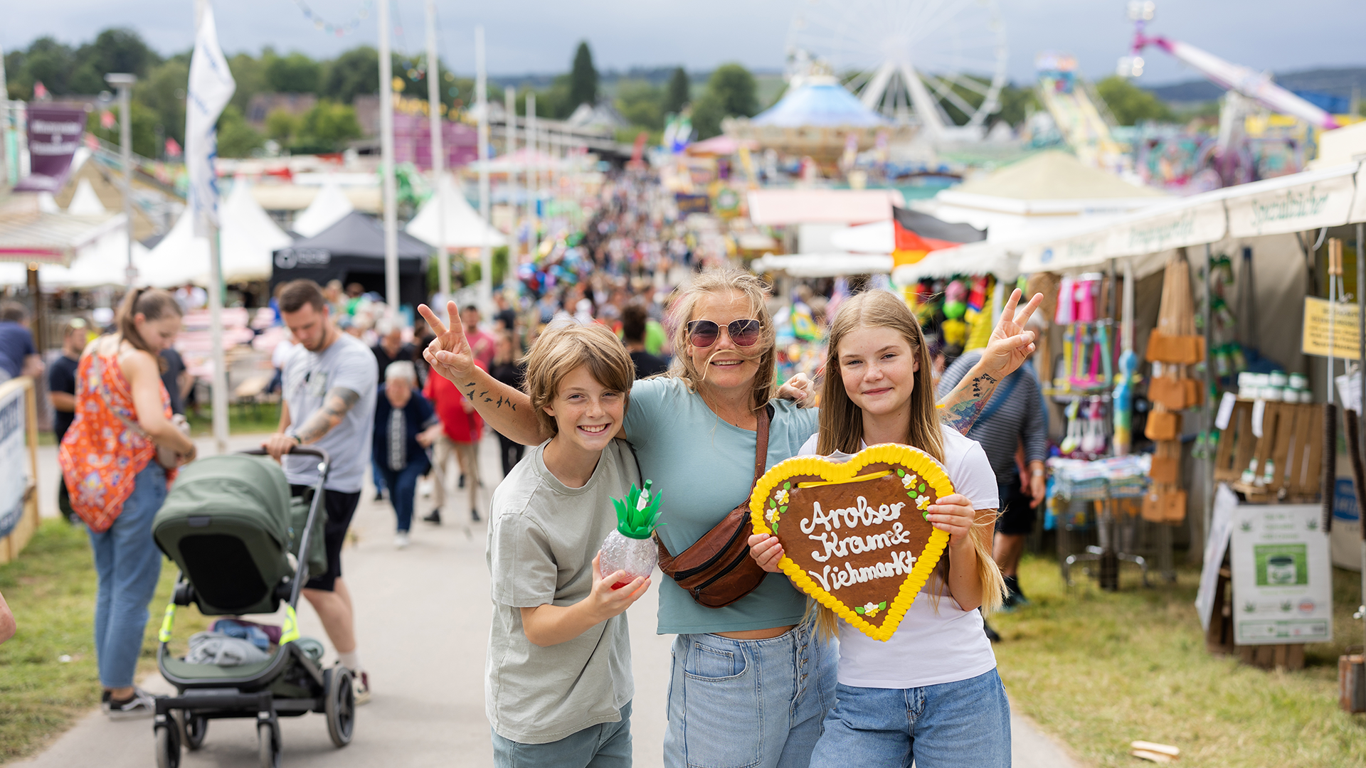 Lachende Familie posiert auf dem Viehmarkt.