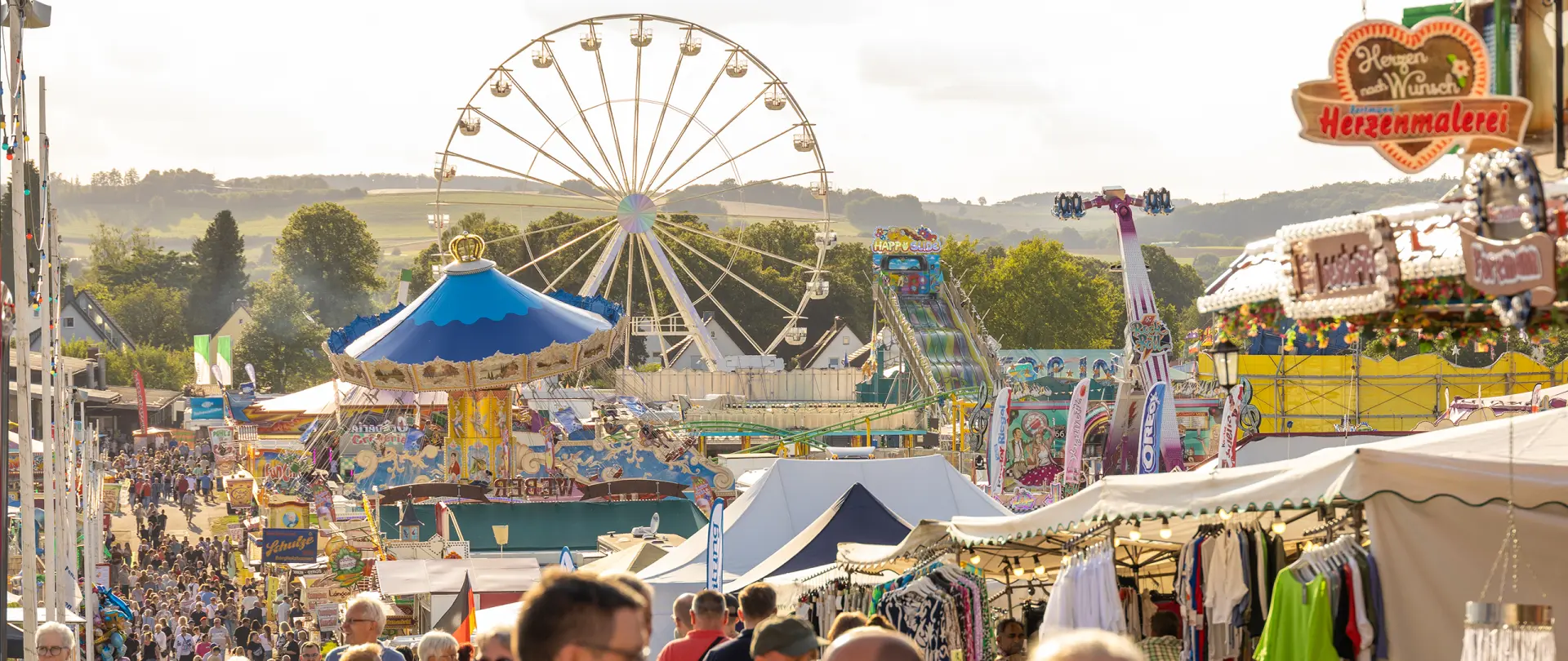 Blick über Jahrmarkt mit Fahrgeschäften