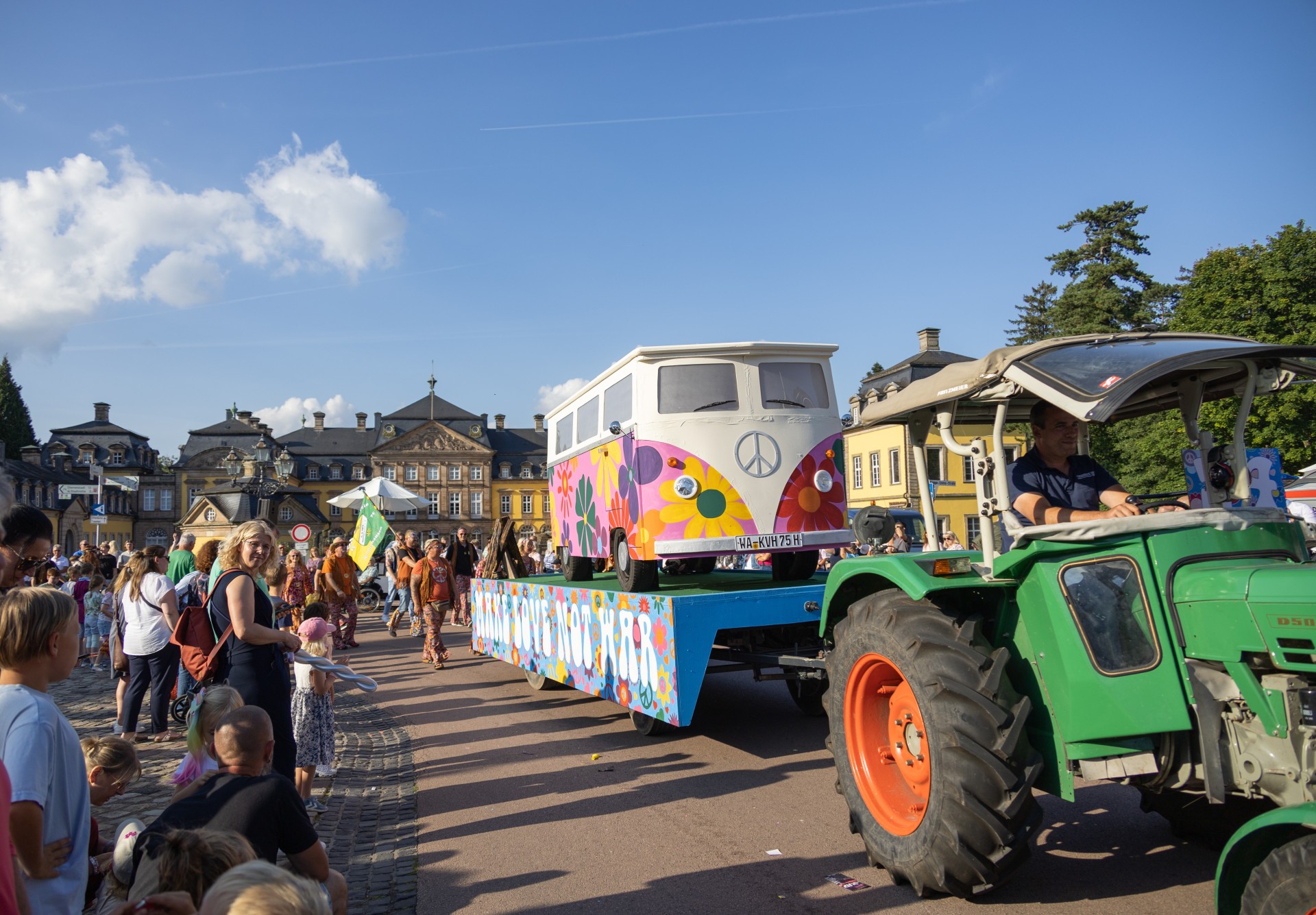 Blick auf einen Wagen des Viehmarkt-Festzug und Publikum