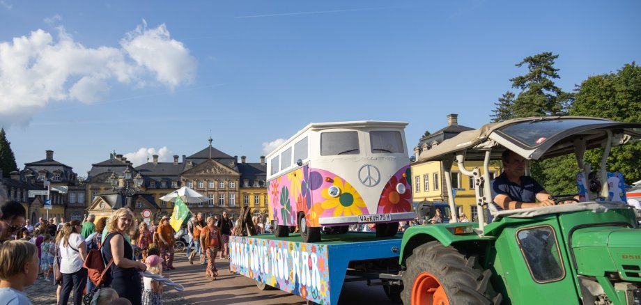 Reges Treiben beim Viehmarktsfestzug Blick auf einen Wagen des Viehmarkt-Festzug und Publikum