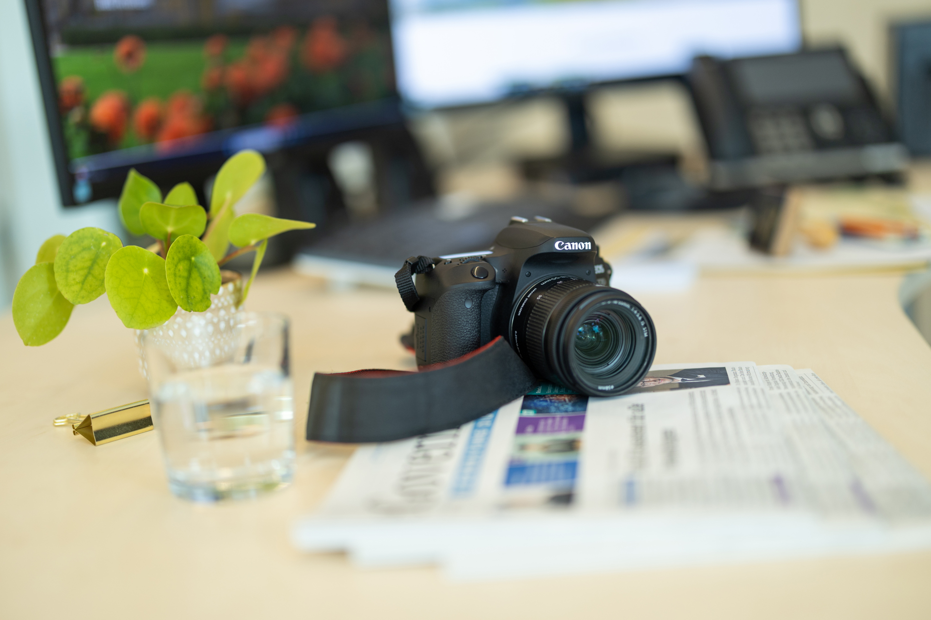 Kamera liegt auf Schreibtisch