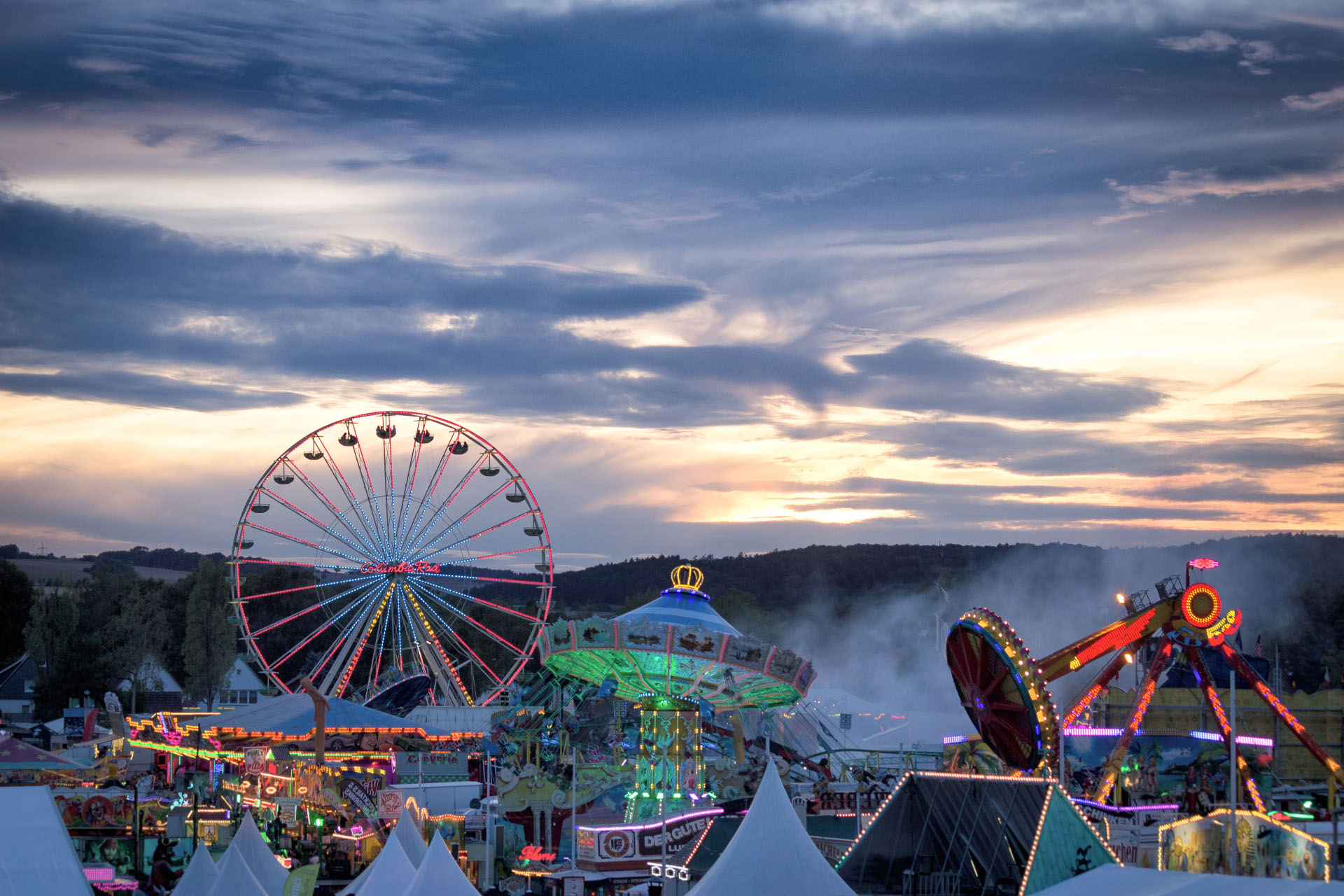 Abendlicher Blick auf Viehmarkt mit Fahrgeschäften