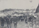 Historische schwarz-weiß Fotografie, die reges Treiben auf dem Viehmarkt zeigt.