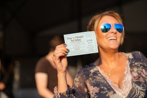 Frau zeigt ein Los für die Arolser Viehmarktslotterie.