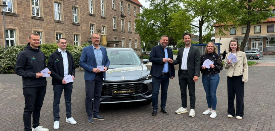 Der Hauptgewinn der Viehmarktslotterie, ein MG ZS in grau, wird gemeinsam mit Bürgermeister Lambion und Autohaus Ostmann präsentiert.